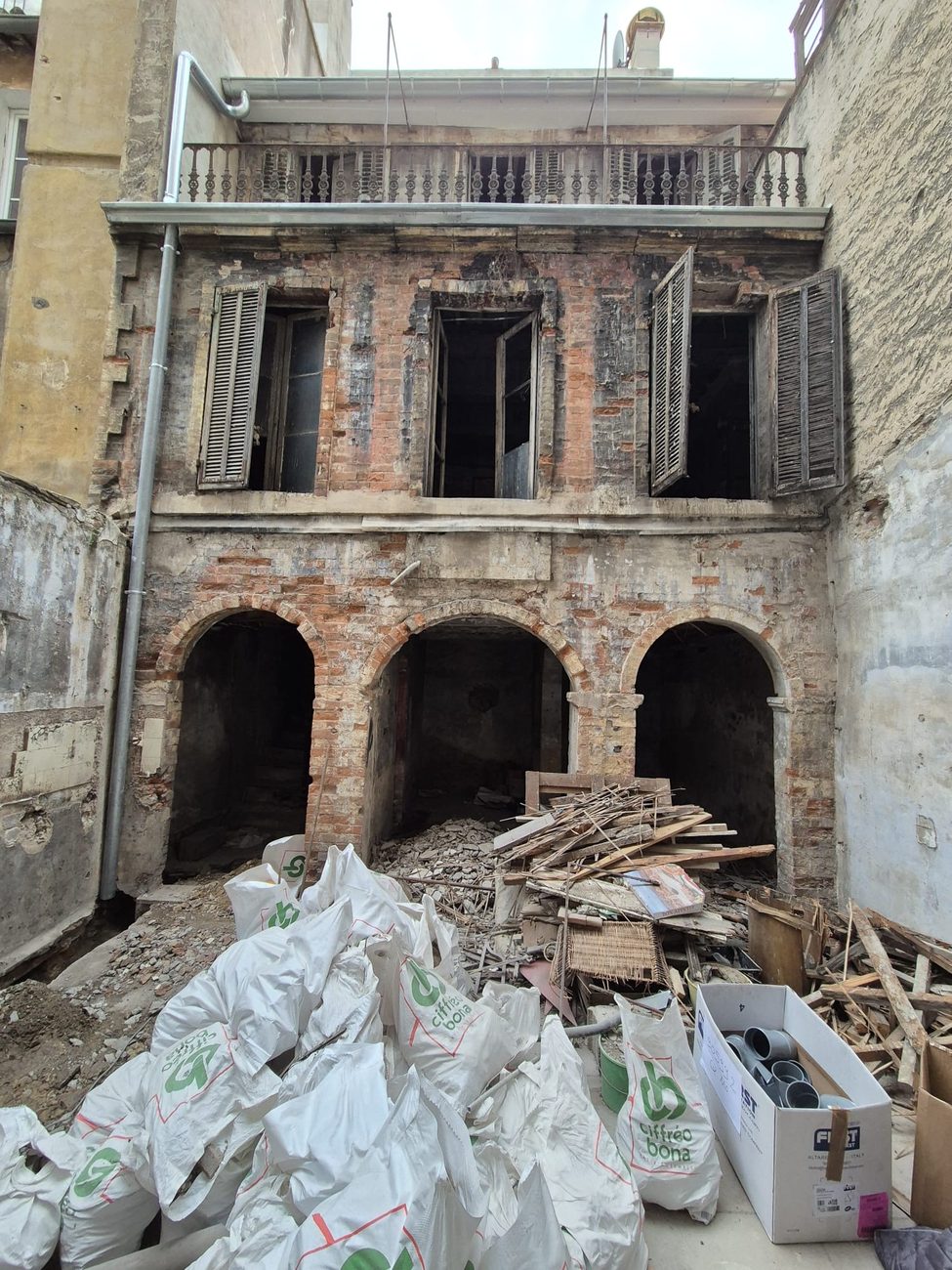 Cour intérieure et façade avant rénovation, quartier Réformés-Canebière à Marseille