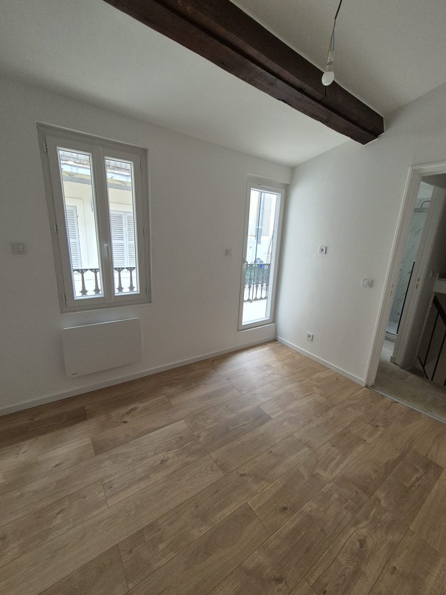 Chambre avec parquet chêne, poutre et fenêtres à la française