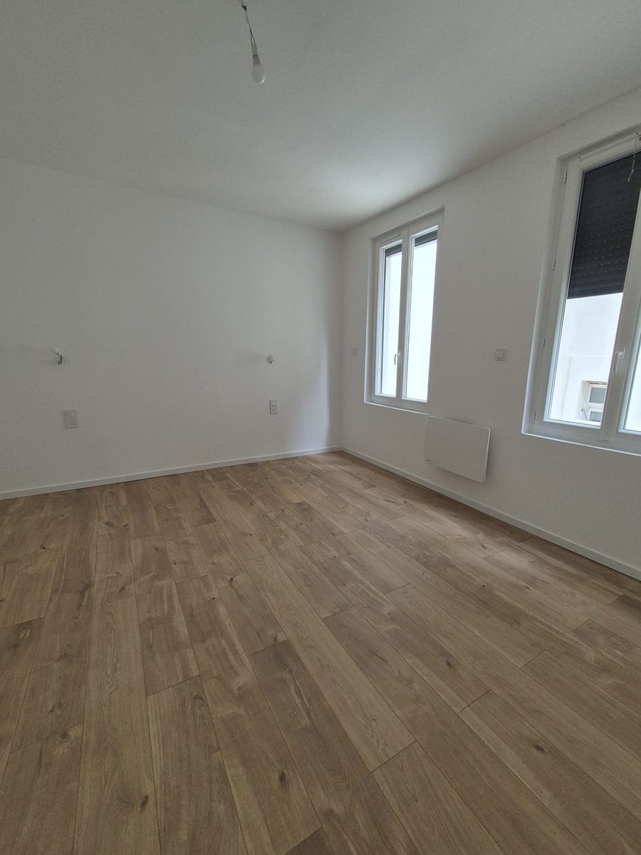 Seconde chambre lumineuse au parquet chêne